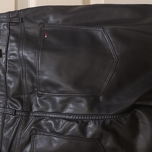 Nwt Tommy Hilfiger faux flex leather. - Picture 5 of 8